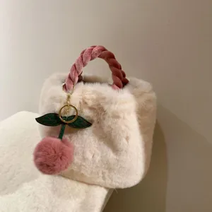 Chic plush τσάντα από συνθετική γούνα με πλεκτό χερούλι και χαριτωμένο κρεμαστό κεράσι.