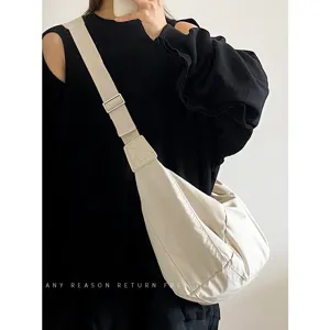 Damen Casual Große Kapazität Daunenwolle Dumpling Tasche Weich Puffer Umhängetasche Einfach Vielseitig Einfarbig Schultasche