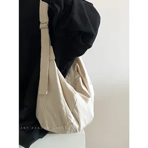 Minimalistische beige Puffer Umhängetasche, vielseitige große Schultertasche Hauptansicht.
