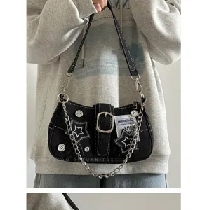 Primer plano detalle de bolso de hombro de denim vintage con parches de estrellas.