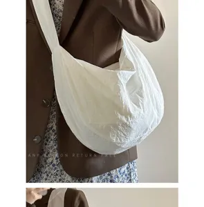Λεπτομερής λευκή νάιλον τσάντα ώμου casual με απαλή υφή και χαλαρό σχεδιασμό.