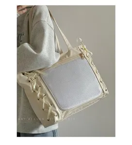 Beige Segeltuchtasche mit klarem Netzfenster und süßen Schleifen Schnürdetails für den Alltag.