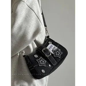 Bolso de hombro vintage de mezclilla negra con parches de estrellas, costuras blancas y hebilla.