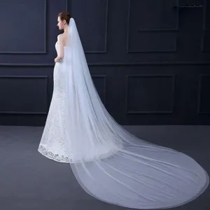 Gedetailleerd uitzicht op lange witte bruidssluier, elegante tulle trouwcape voor fotostudio.