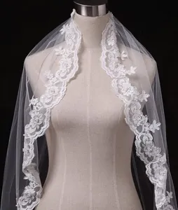 Vista dettagliata dell'elegante velo da sposa bianco con delicato ricamo in pizzo.