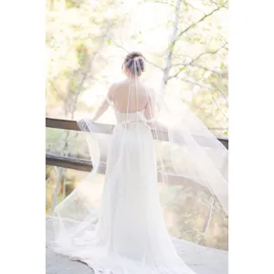 Long wedding veil with comb, elegant white bridal veil for wedding ceremony and photography.
