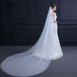 Elegante lange witte bruidssluier met sleep voor huwelijk en professionele fotostudio.