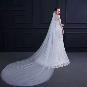 Elegante lange bruidssluier van witte tule, perfect voor studiofotografie en trouwjurken.