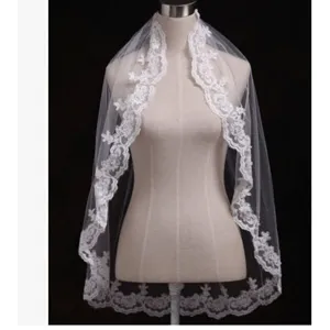 Elegante velo da sposa in pizzo bianco con delicato ricamo floreale, perfetto accessorio da sposa.