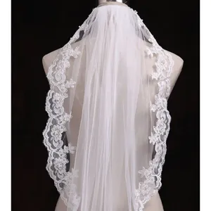 Elegante velo da sposa bianco con delicato bordo in pizzo e perle sul manichino principale