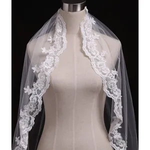 Elegante velo da sposa avorio con delicato ricamo in pizzo e perle per matrimoni.