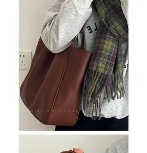 Λεπτομερης οψη casual καφε δερματινης τσαντας tote, κομψη τσαντα ωμου για καθημερινη χρηση.