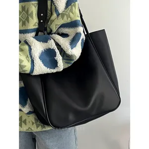 Μinimal μαύρη τσάντα shopper από PU δέρμα για γυναίκες, ευρύχωρη casual τσάντα ώμου.
