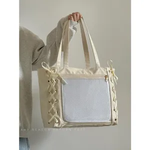 Stylische Beigefarbene Damentasche mit Netztasche vorne und süßer Schleifenschnürung seitlich.