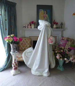 Détail de cape à capuche en peluche blanche, affichage de scène d'hiver chaude tissu doux.
