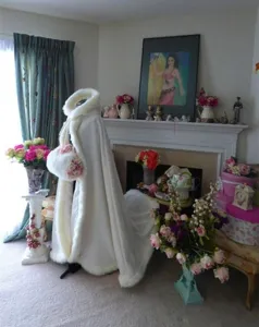 Cape de mariée en peluche blanche en scène d'hiver confortable avec décorations florales