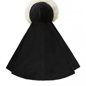 Capa con capucha negra calida de invierno con cuello de piel sintetica para ninos