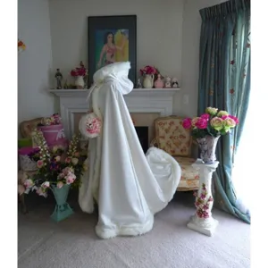 Blanche cape de mariage chaude d'hiver avec capuche en peluche douce pour les femmes