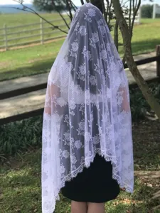 Lange witte kanten sluier sjaal, elegant hol ontwerp, perfect voor bruid of dagelijkse zonwering.