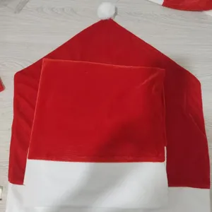 Dettaglio della fodera per sedia natalizia a forma di cappello rosso e bianco.