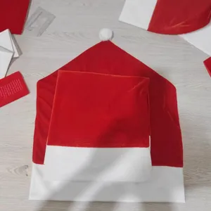 Coprisedia con cappuccio natalizio in velluto rosso decorazione per feste in casa.