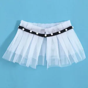 Finto colletto in tulle a doppio strato bianco con nastro nero e decorazione di perle, dettaglio.