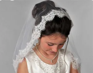 Vue détaillée du voile de bouquetière en dentelle ivoire, accessoire de mariage élégant.