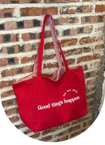 Rote Canvas Tragetasche Detail, gestreiftes Innenfutter, lässige Schultertasche mit Print