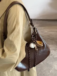 Braune glänzende Leder Schultertasche mit Baseball Anhänger, trendy lässige Alltagstasche.