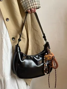 Schwarze PU-Leder Achseltasche Umhaengetasche mit suessem Cartoon-Anhaenger fuer Damen Pendeln