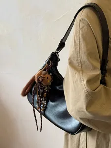Detailansicht der schwarzen Vintage Hobo Schultertasche, elegant und ideal für Alltag.
