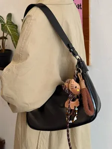 Stilvolle schwarze Schultertasche aus Kunstleder mit süßem Plüsch-Anhänger für Damen