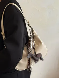 Detailansicht einer stilvollen Vintage-Achsel-Knödeltasche mit Hundehänger und Seilen.