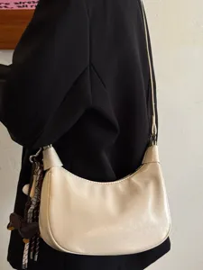 Schicke minimalistische cremefarbene Schultertasche, elegante lässige Damen Beuteltasche.