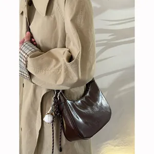 Schicke braune glänzende Hobo-Umhängetasche, modische Freizeittasche für Damen Alltag