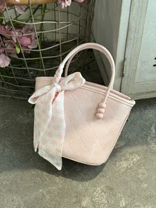 Sac à main seau matelassé rose chic avec foulard à fleurs et charm de perles