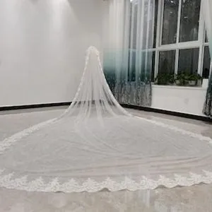 Prachtige witte kathedraal trouwsluiter met delicate kanten randen voor uw speciale dag.