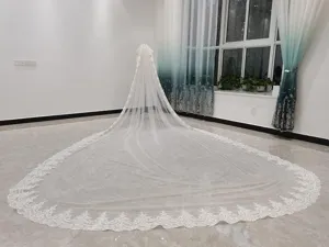 Detailopname van een lange kathedraal bruidssluis met prachtige kanten randafwerking.