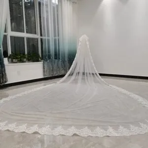 Lange kathedraal bruids huwelijks sluier met elegante kantrand witte ivoren accessoire.