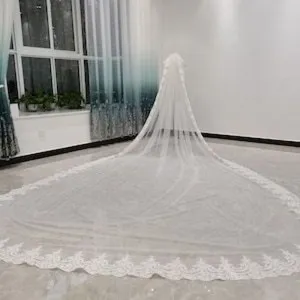 Lange kathedraal trouwsluier in wit of ivoor, elegante bruidsaccessoire voor ceremonie.