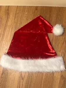 Classico cappello da Babbo Natale in peluche rosso con bordo bianco e pompon per le feste.