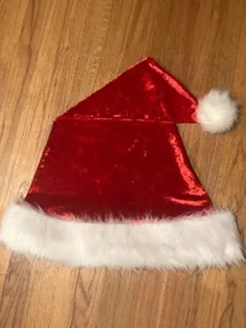 Cappello da Babbo Natale rosso con bordo in peluche bianco, copricapo festivo.