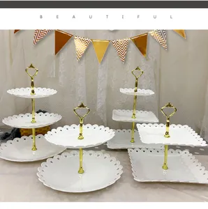 Vue détaillée d'un plat de fruits à étages en plastique européen et support à gâteau pour fête.