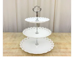 Vue détaillée d'un support de présentation de fruits et gâteaux en plastique blanc à 3 niveaux.
