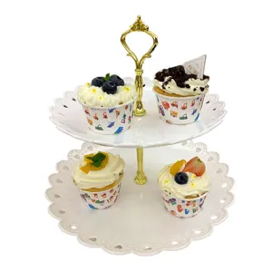 Présentoir à gâteaux européen à 2 niveaux avec cupcakes, plateau de service blanc.