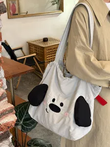 Λεπτομερής άποψη μιας χαριτωμένης τσάντας ώμου με σχέδιο κουταβιού και μεγάλα αυτιά.