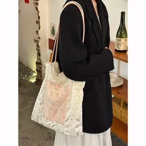 Chic κομψή τσάντα shopper από καμβά με δαντέλα και ροζ τσέπη για καθημερινή χρήση και εργασία.