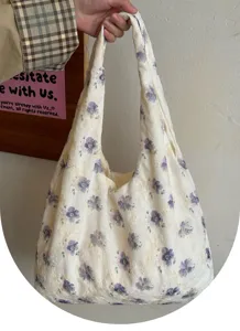 Detalle de bolso de hombro de lona floral vintage, bolso grande para el trabajo diario.
