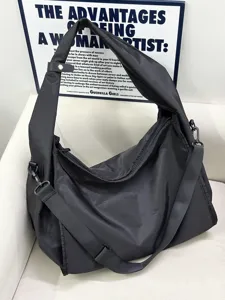Lässige schwarze Nylon Umhängetasche, große Kapazität, minimalistische Pendler Tasche.