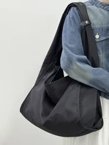 Detailansicht der schwarzen Freizeittasche aus Nylon, große Kapazität für Pendler.